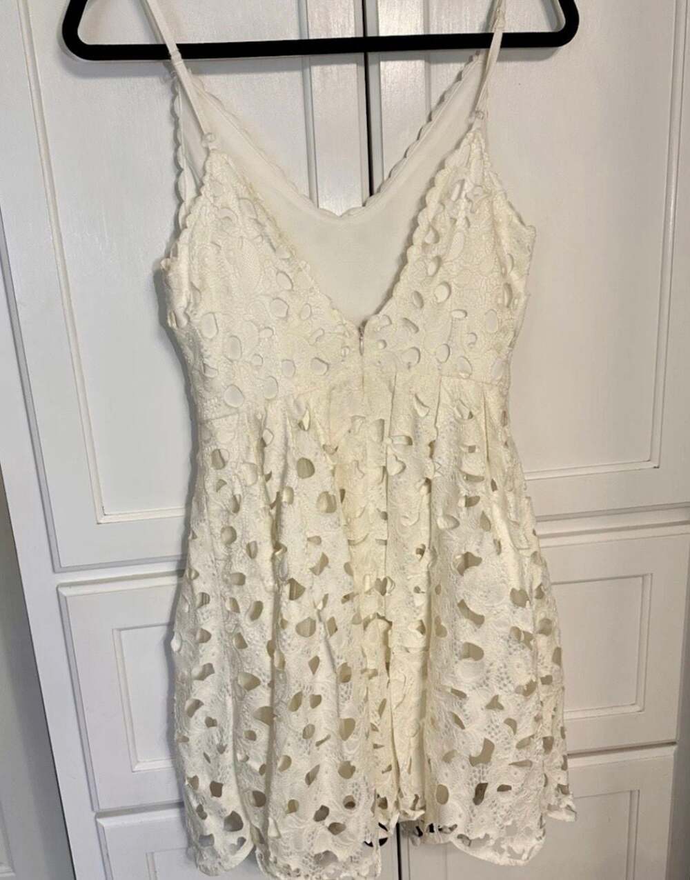 Lucy Paris White Lace Eyelet Cutout V-Neck Spaghetti strap Mini Dress Size S - Picture 3 of 5